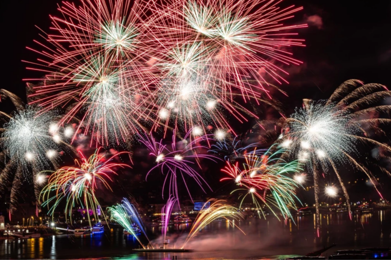 Mit Bus und Bahn zu „Rhein in Flammen“