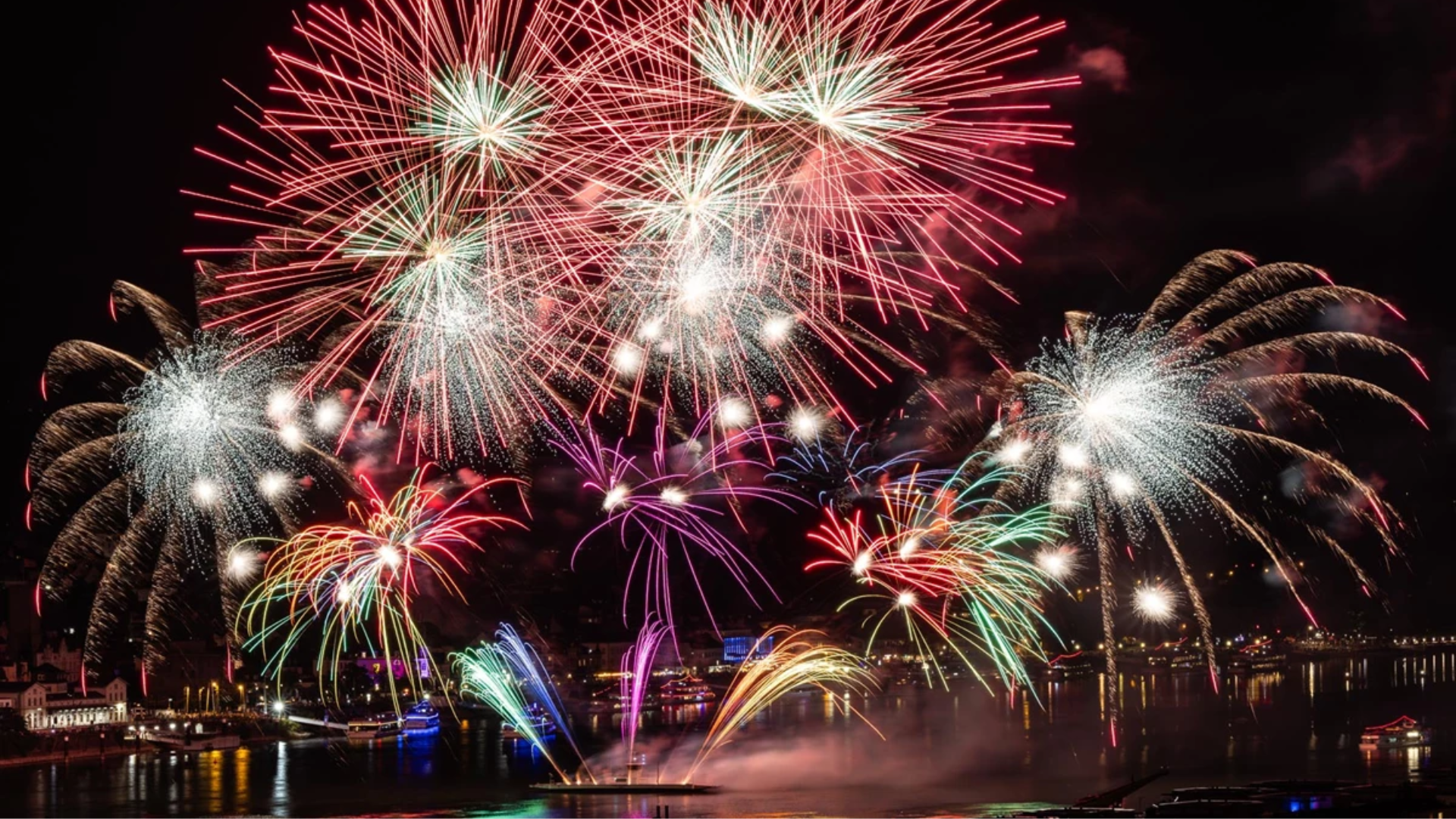 Mit Bus und Bahn zu „Rhein in Flammen“