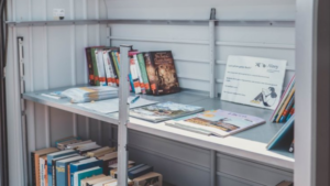Neuer Bücherschrank im Wartbergbad lädt zum Tauschen ein