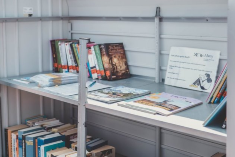 Neuer Bücherschrank im Wartbergbad lädt zum Tauschen ein