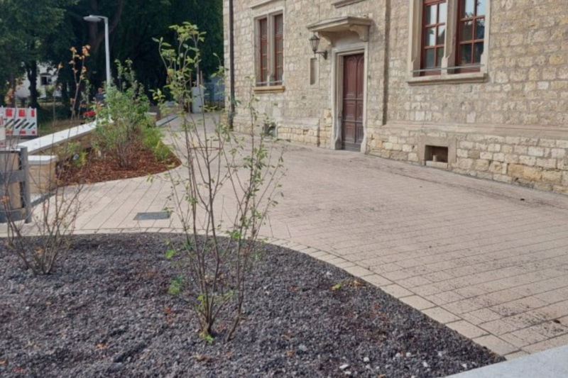 Platz in Heidesheim: Darum liegt jetzt „Schotter“ in den Beeten