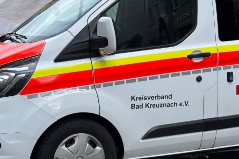 Radfahrer rast bei Rot in Fußgänger – Vier Verletzte
