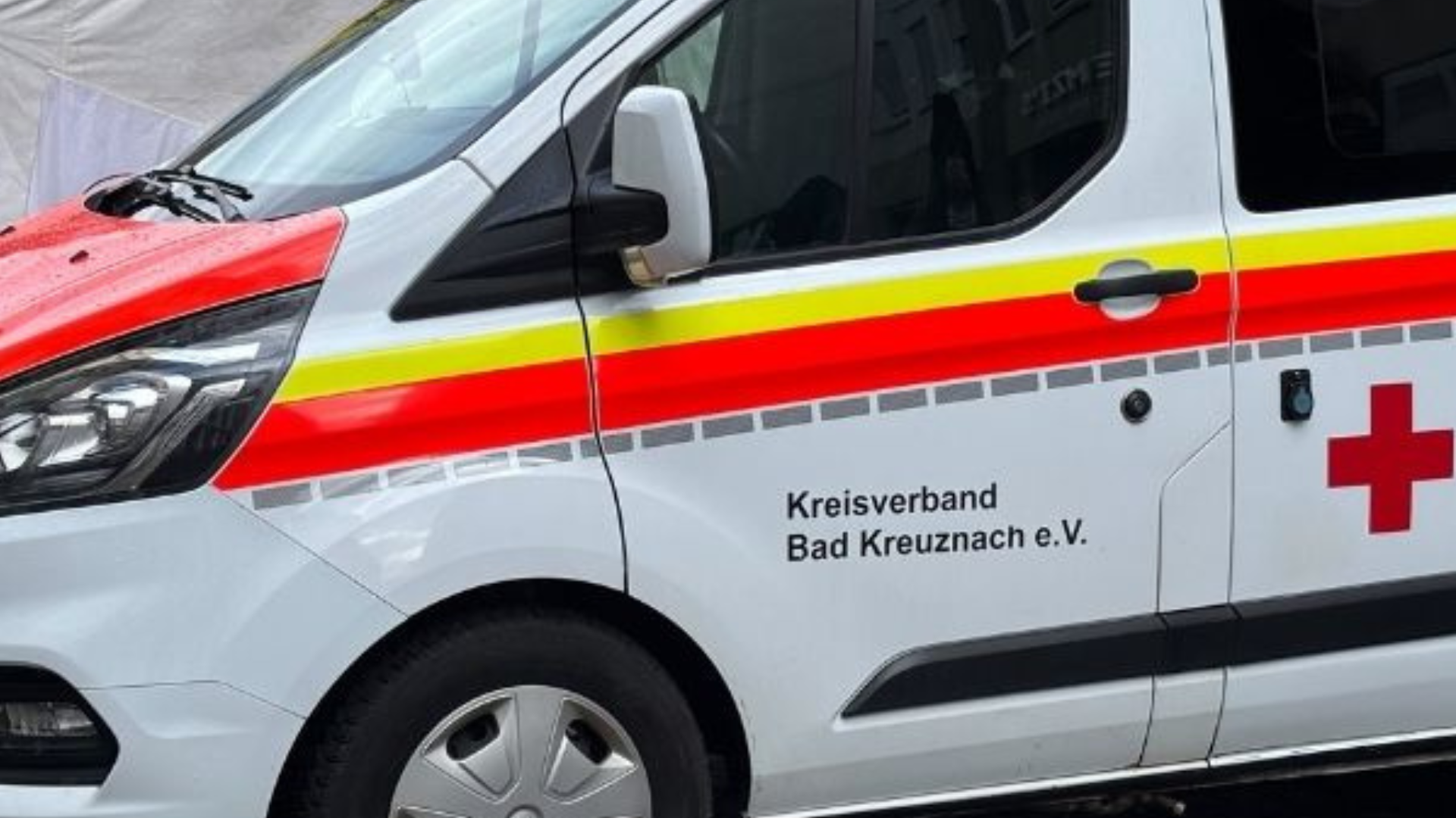 Radfahrer rast bei Rot in Fußgänger – Vier Verletzte