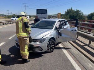 Reisebus stößt auf B41 mit Auto zusammen