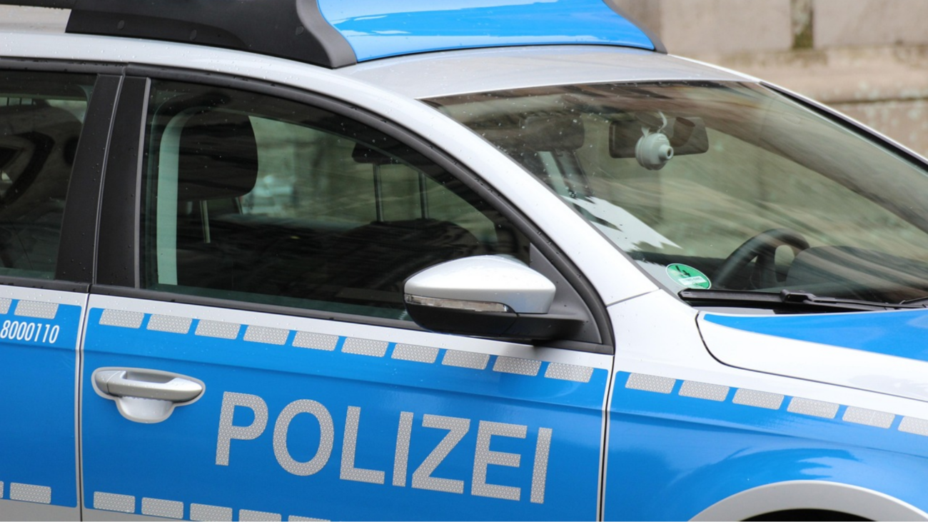 Rentner schaut zu Radfahrern – Auto landet auf der Mauer