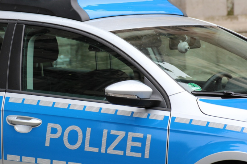 Rentner schaut zu Radfahrern – Auto landet auf der Mauer