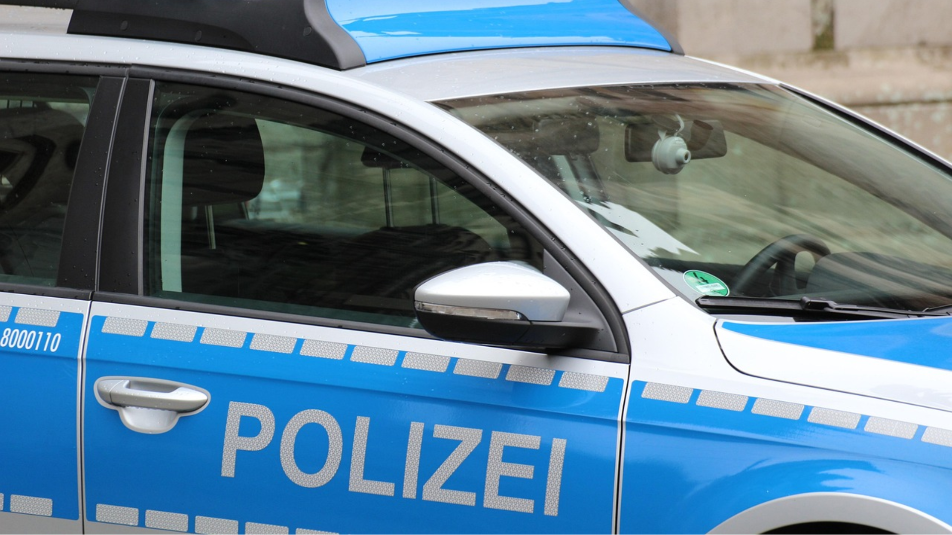 Rentner schaut zu Radfahrern – Auto landet auf der Mauer