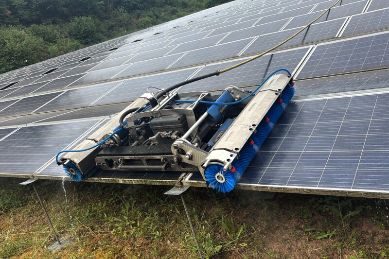 Roboter reinigt Solaranlage in Schmidthachenbach