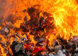 Sperrmüll auf Lkw gerät während der Fahrt in Brand