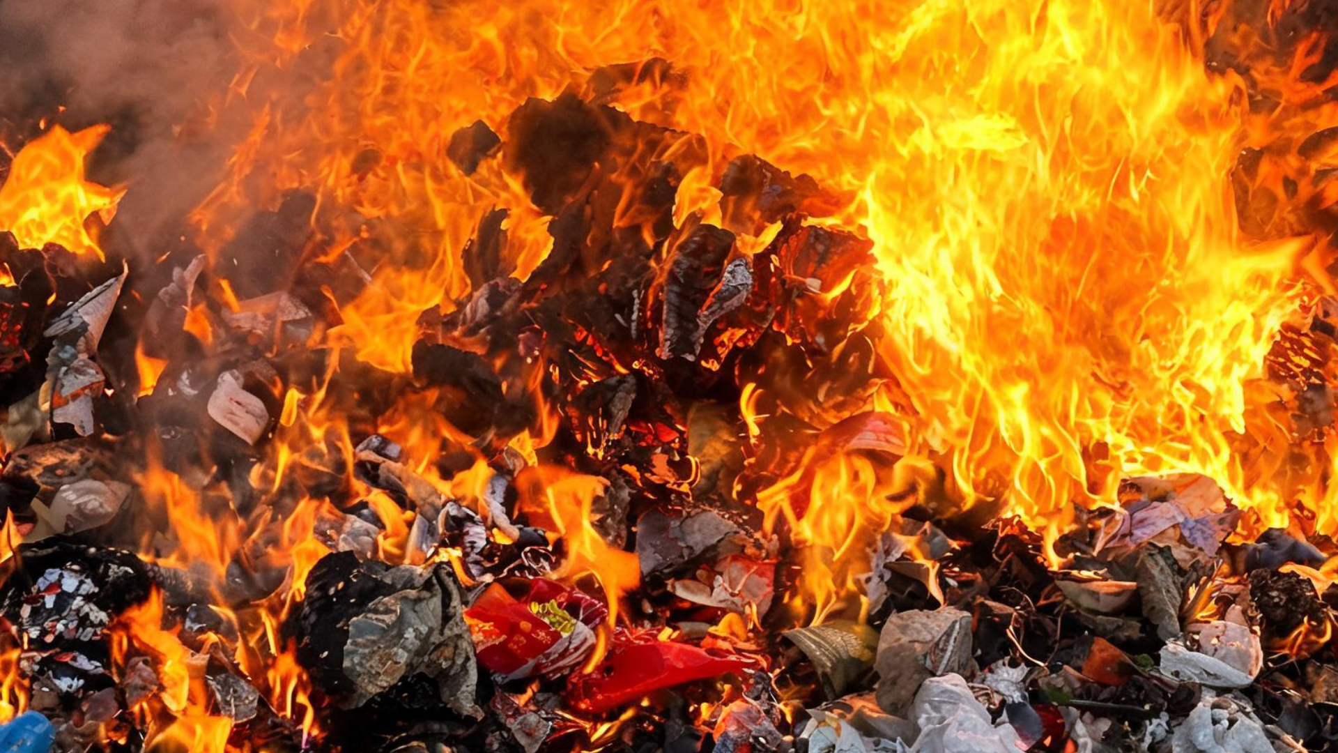 Sperrmüll auf Lkw gerät während der Fahrt in Brand