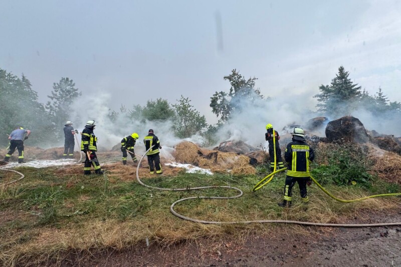 Strohballen brennen – dann kommt das Unwetter