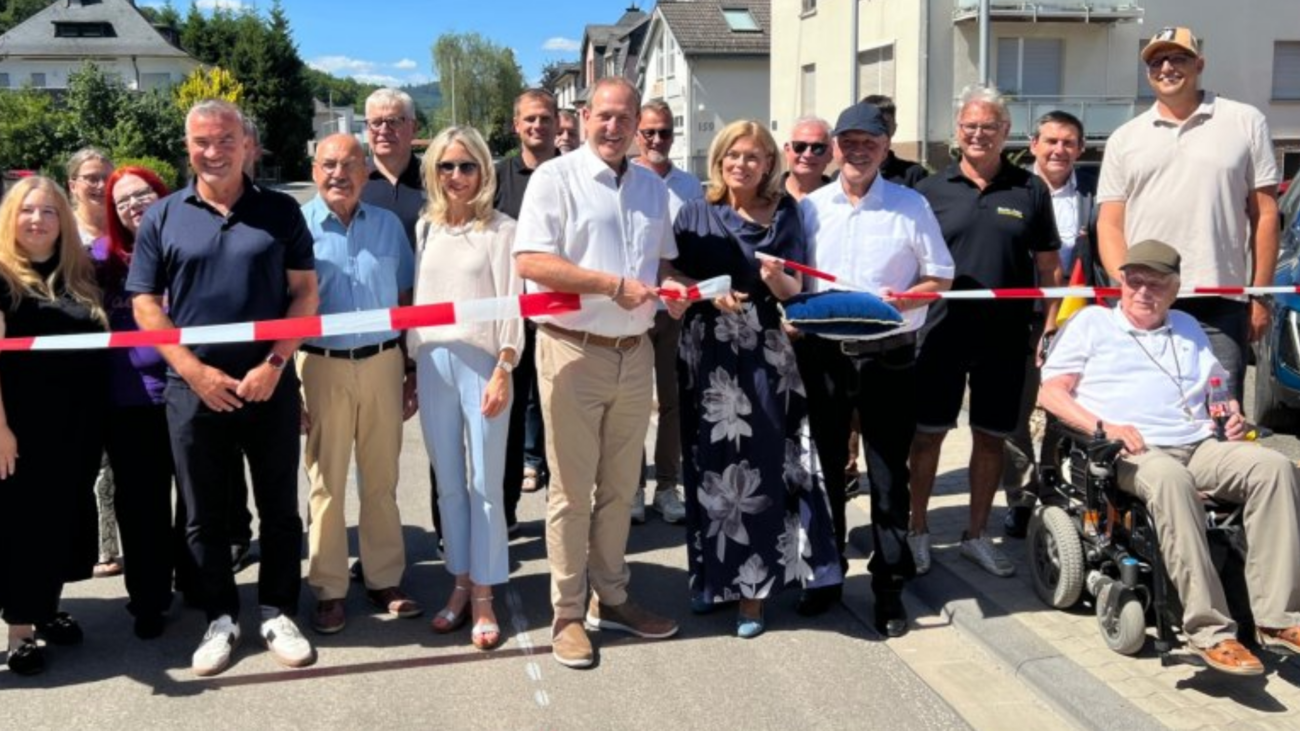 Tiefensteiner feiern Freigabe der Tiefensteiner Straße