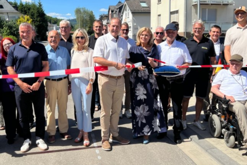 Tiefensteiner feiern Freigabe der Tiefensteiner Straße