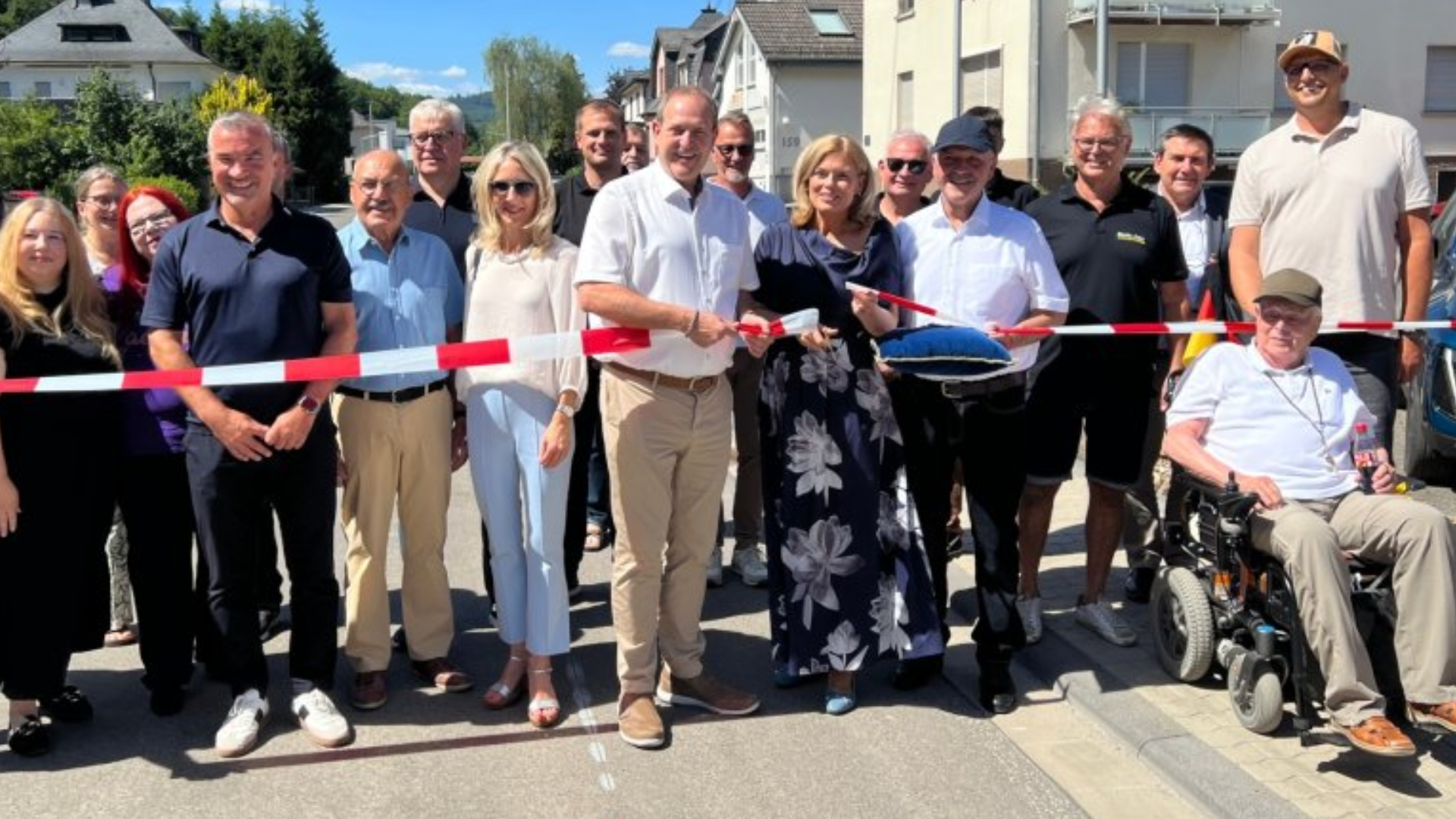 Tiefensteiner feiern Freigabe der Tiefensteiner Straße