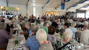 Rund 200 Senioren feiern gemeinsam im Naheweinzelt