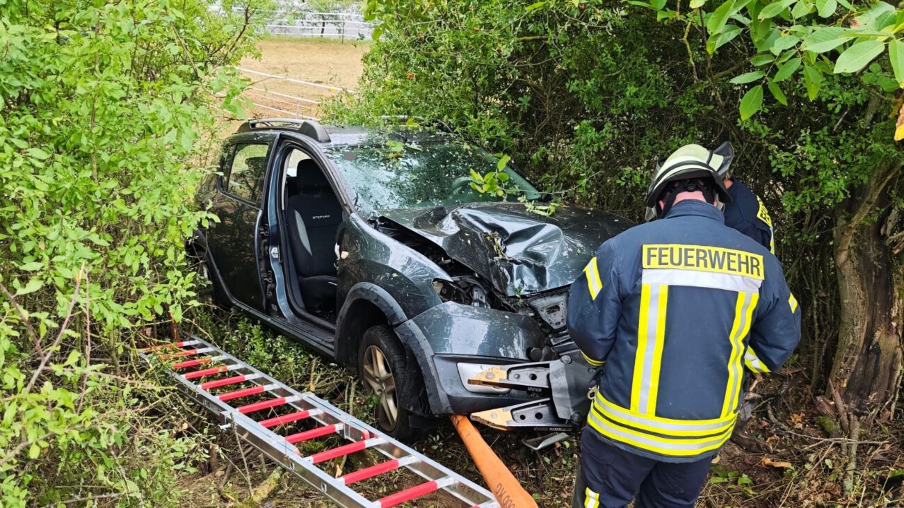 Feuerwehr befreit Autofahrer nach Unfall bei Oberstreit