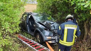 Feuerwehr befreit Autofahrer nach Unfall bei Oberstreit