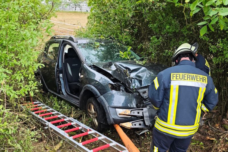 Feuerwehr befreit Autofahrer nach Unfall bei Oberstreit