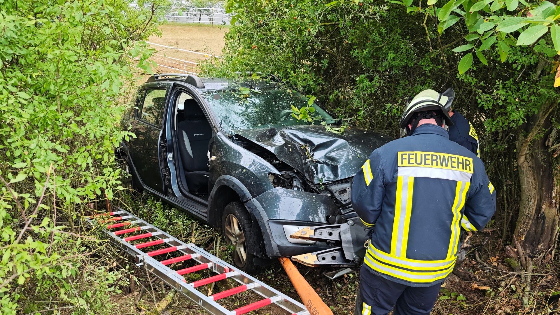 Feuerwehr befreit Autofahrer nach Unfall bei Oberstreit