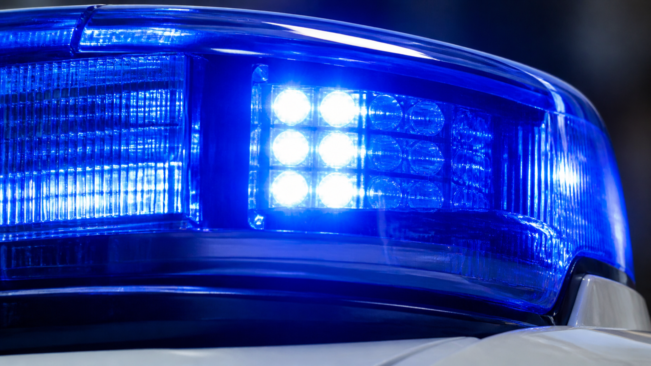 80-Jähriger prallt mit Auto gegen Steinmauer