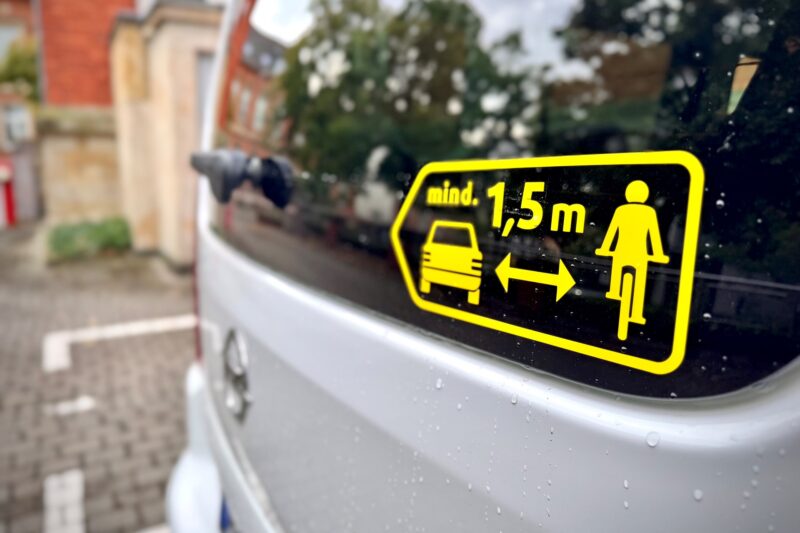 Alzey erinnert mit Dienstfahrzeugen an Überholabstand