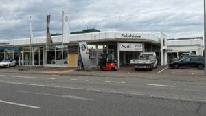 Auto kracht in Bad Kreuznacher Autohaus! 100.000 Euro Schaden
