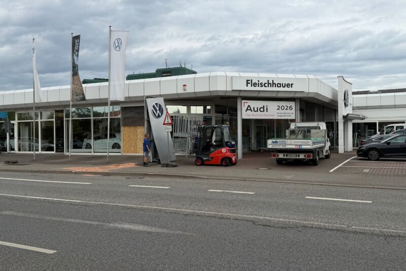 Auto kracht in Bad Kreuznacher Autohaus! 100.000 Euro Schaden