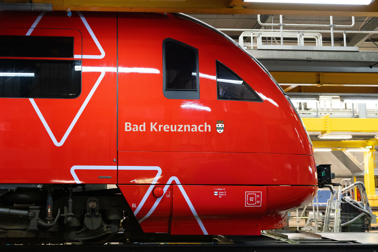 Ein modernisierter roter Zug der Deutschen Bahn Regio trägt jetzt den Namen und das Wappen von Bad Kreuznach und ist auf mehreren Strecken in der Region unterwegs.