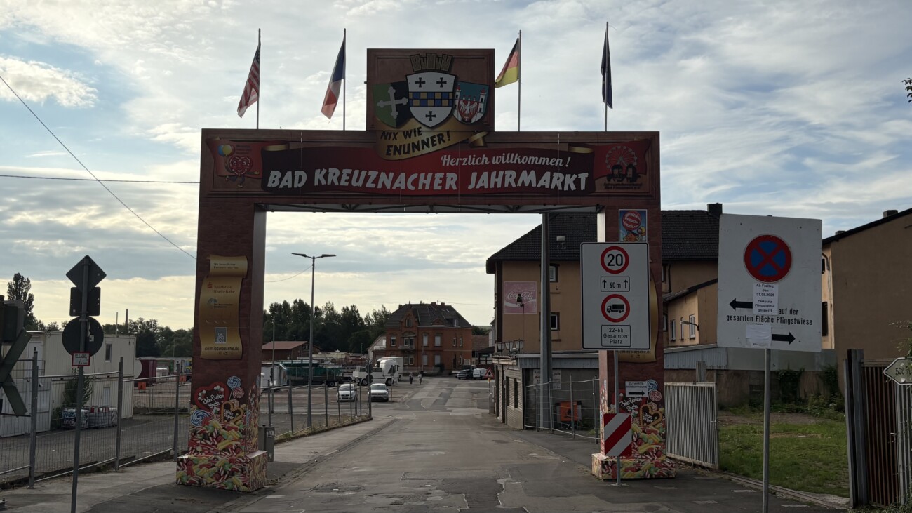 Der Eingang zum Bad Kreuznacher Jahrmarkt (kommend vom Brückes) auf der Pfingstwiese in Bad Kreuznach.
