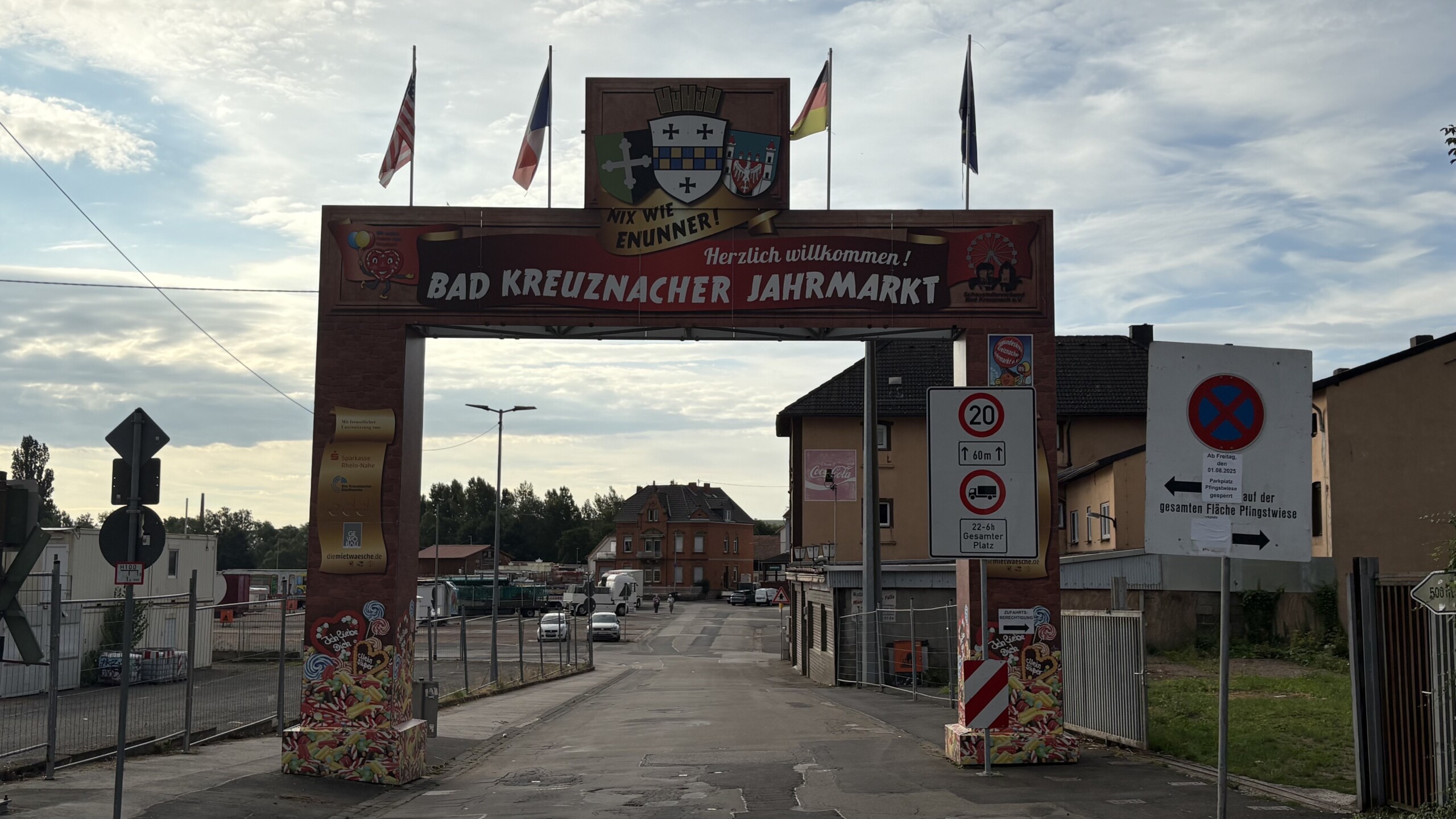 Der Eingang zum Bad Kreuznacher Jahrmarkt (kommend vom Brückes) auf der Pfingstwiese in Bad Kreuznach.