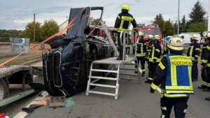 Ersthelfer sichern Unfallauto in Rüdesheim