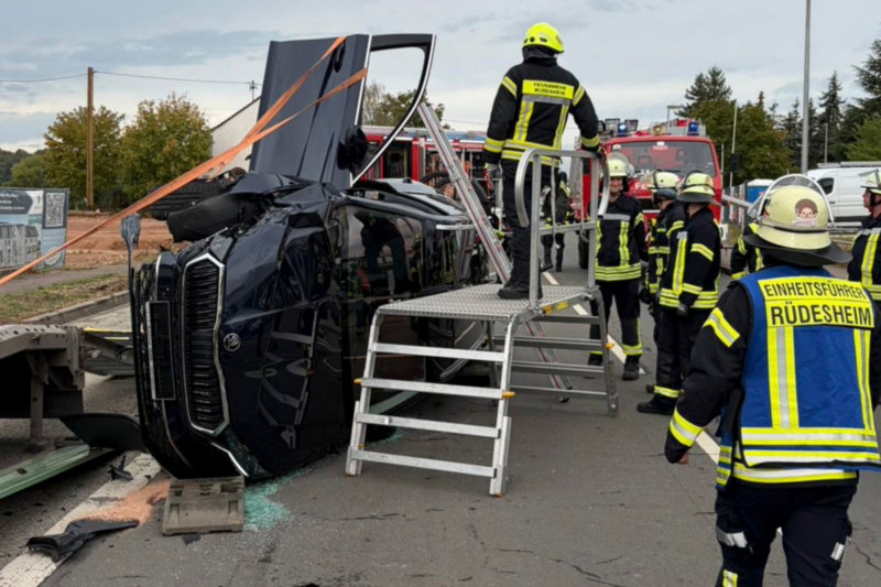 Ersthelfer sichern Unfallauto in Rüdesheim