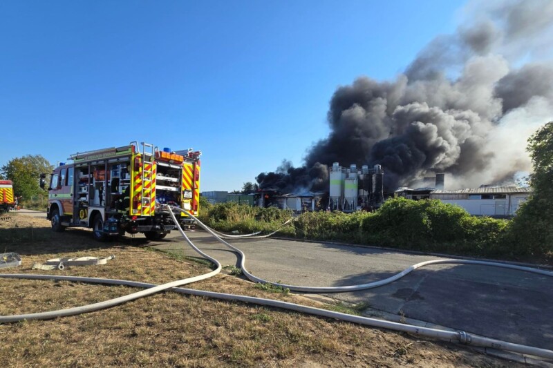 Lagerhalle im Industriegebiet in Sprendlingen steht in Flammen