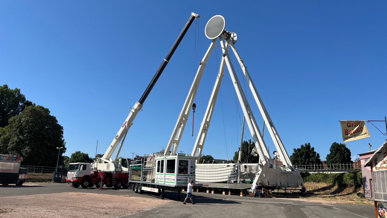 Neues Riesenrad für den Bad Kreuznacher Jahrmarkt: „Eye Catcher“ wird aufgebaut