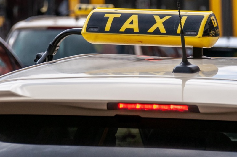 Taxi-Unfall auf der A60! Polizei sucht Zeugen