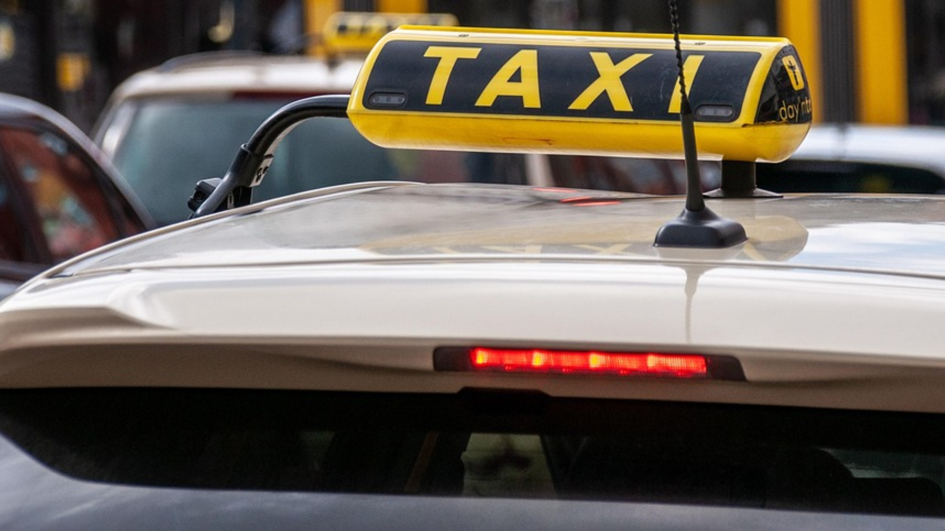 Taxi-Unfall auf der A60! Polizei sucht Zeugen