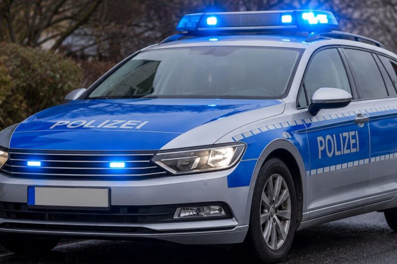 Unbekleideter Radfahrer flüchtet nach Unfall