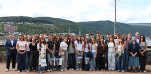Bürgermeister Mönch empfängt italienische Schüler auf Burg Klopp