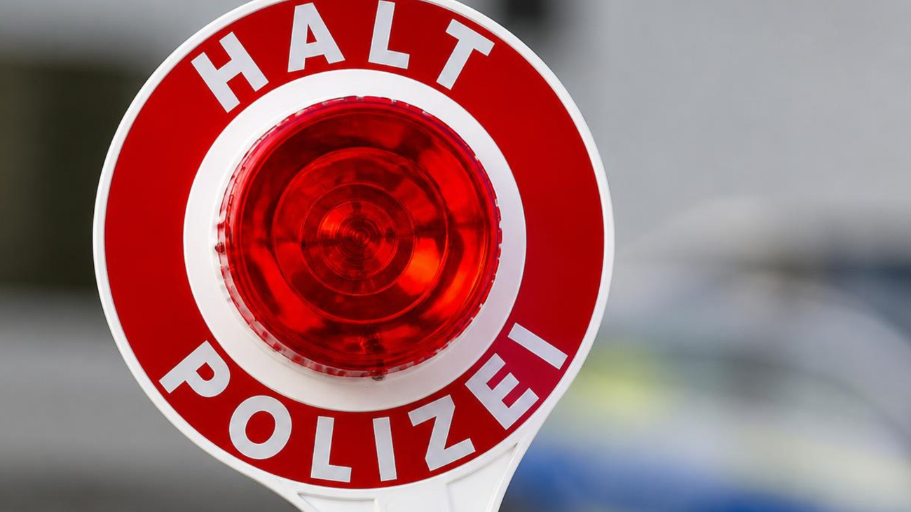 Eine Rot-Weiße Polizei Kelle auf der "Halt Polizei" steht.