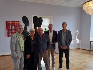 Malerei und Holzskulpturen begegnen sich „Im Schnitt“