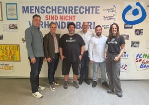Oberbürgermeister Letz baut mobiles Gradierwerk zusammen