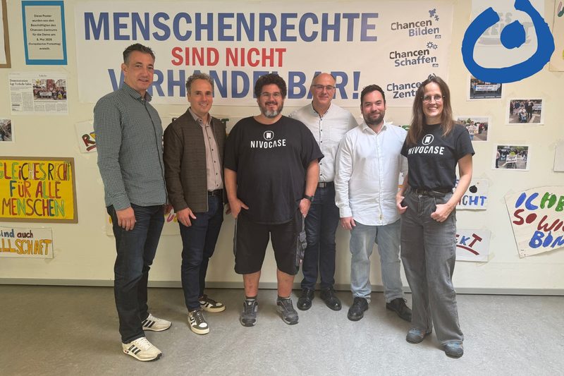 Oberbürgermeister Letz baut mobiles Gradierwerk zusammen