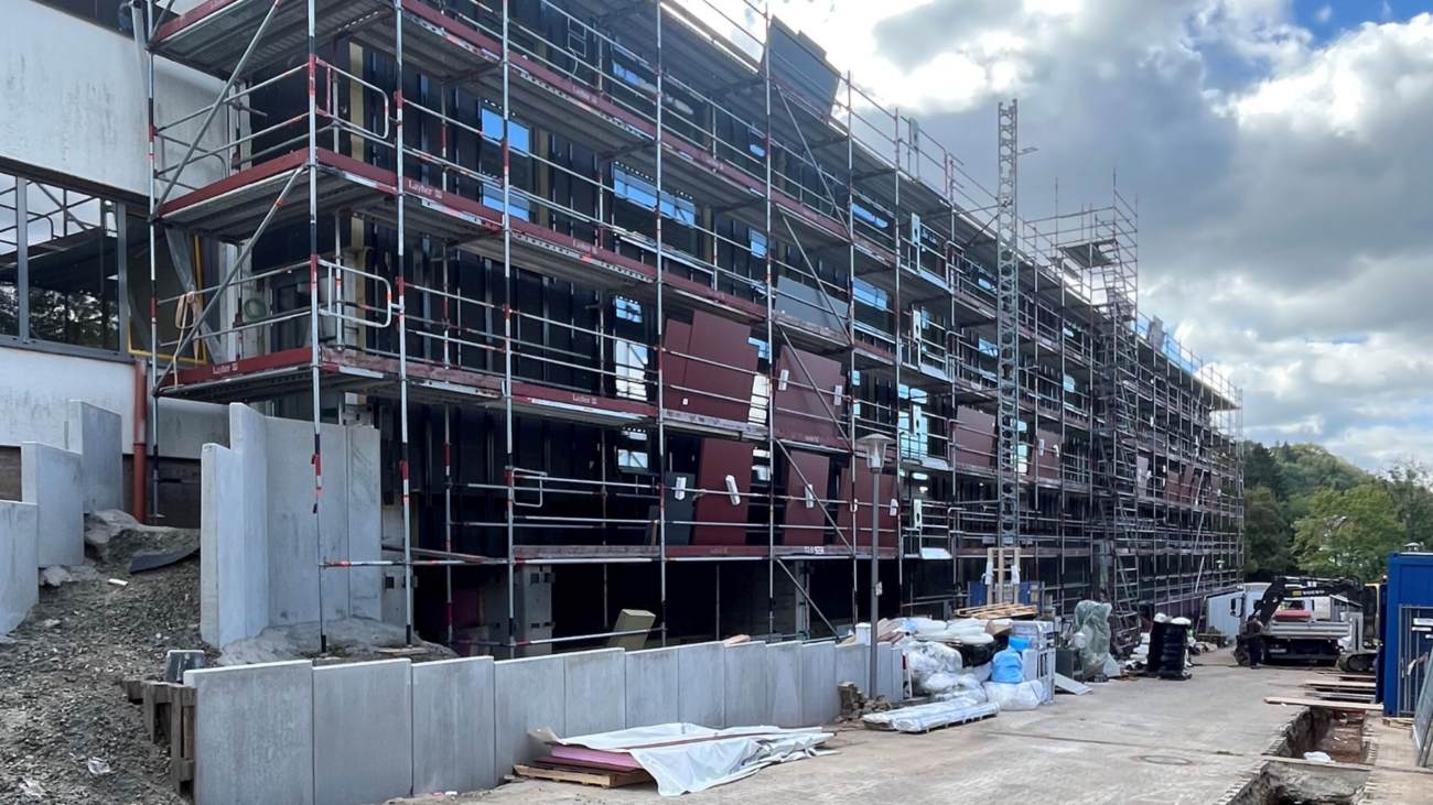 Am der Fassade des Erweiterungsbaus der Realschule plus/Fachoberschule Birkenfeld werden nun in einem weiteren Arbeitsschritt die Außenplatten angebracht