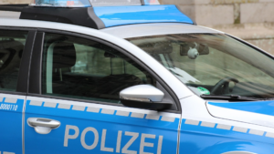 75-Jährige geht mit Gehhilfe auf Polizistin los