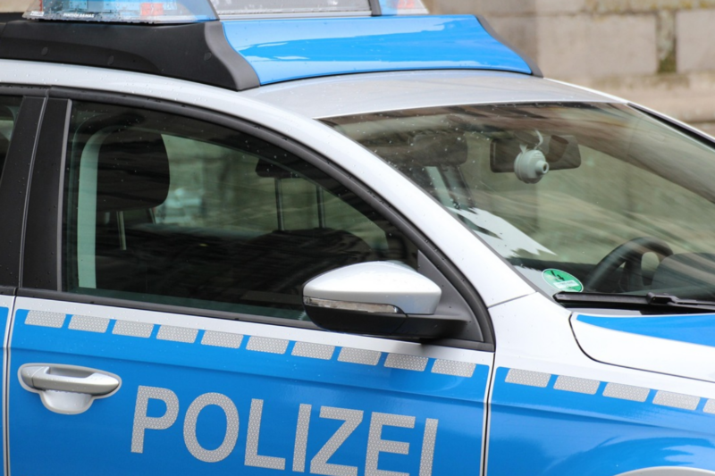 75-Jährige geht mit Gehhilfe auf Polizistin los