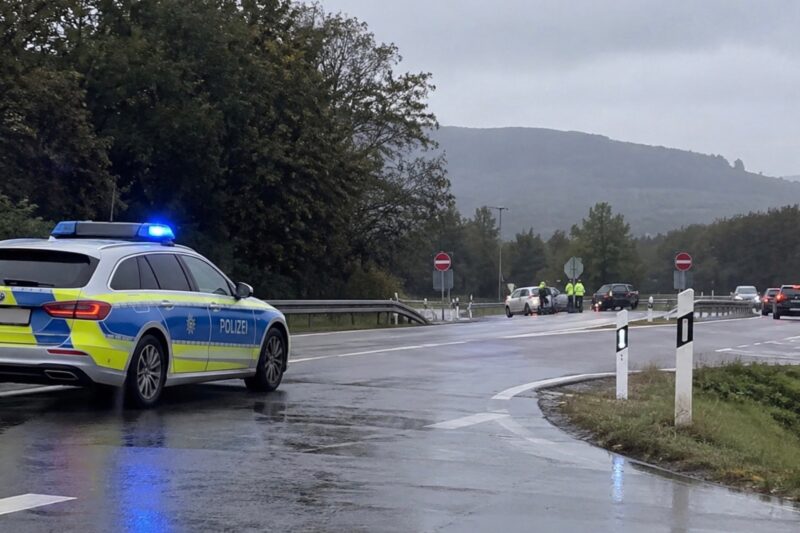 Abbiegespur verbotswidrig genutzt: Schwerer Zusammenstoß auf der B41