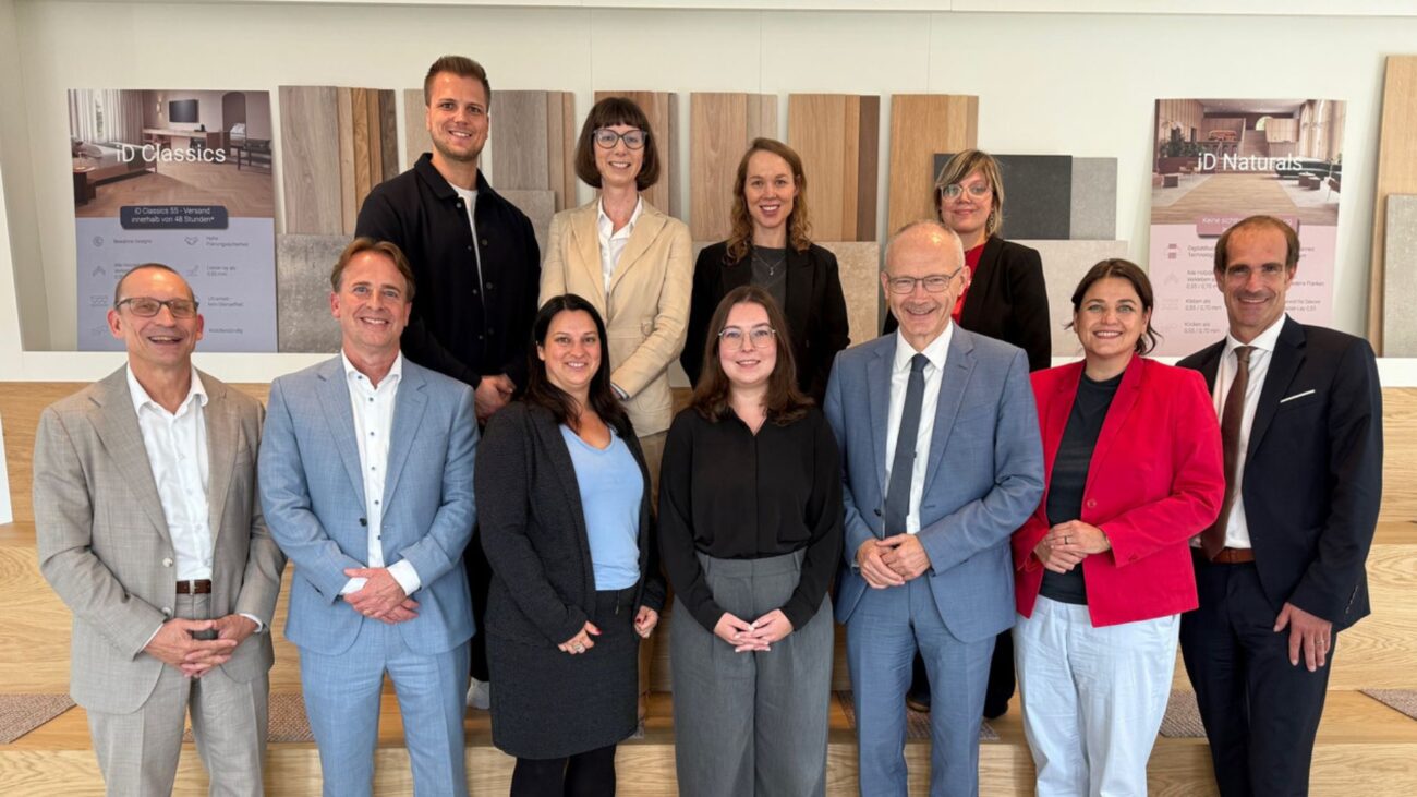 Obere Reihe v.l.n.r.: Pascal Schäfer, Sabine Längsfeld, Franziska Bliewert, Mareike Hanson. Unterere Reihe v.l.n.r.: Dr. Bernd Vogler, Matthias Hambach, Evamarie Bittner, Franziska Kuse, Staatsminister Dr. Helmut Martin, Susanne Wingertszahn und Fabian Scherf.