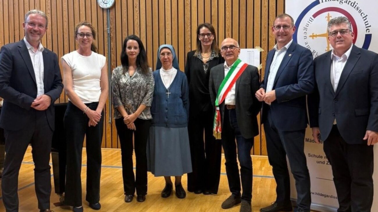 Bürgermeister Ulrich Mönch (r.) und Landrat Thomas Barth (2. v. r.) freuten sich gemeinsam mit den Schulleitungen, den organisierenden Lehrkräften und dem Veroneser Stadtrat über 40 Jahre lebendige Schulpartnerschaft. Foto: Kreisverwaltung Mainz-Bingen | Thomas Barth