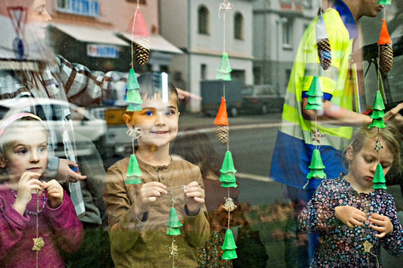 OIE sucht kreativen Weihnachtsfensterschmuck aus Kindergärten