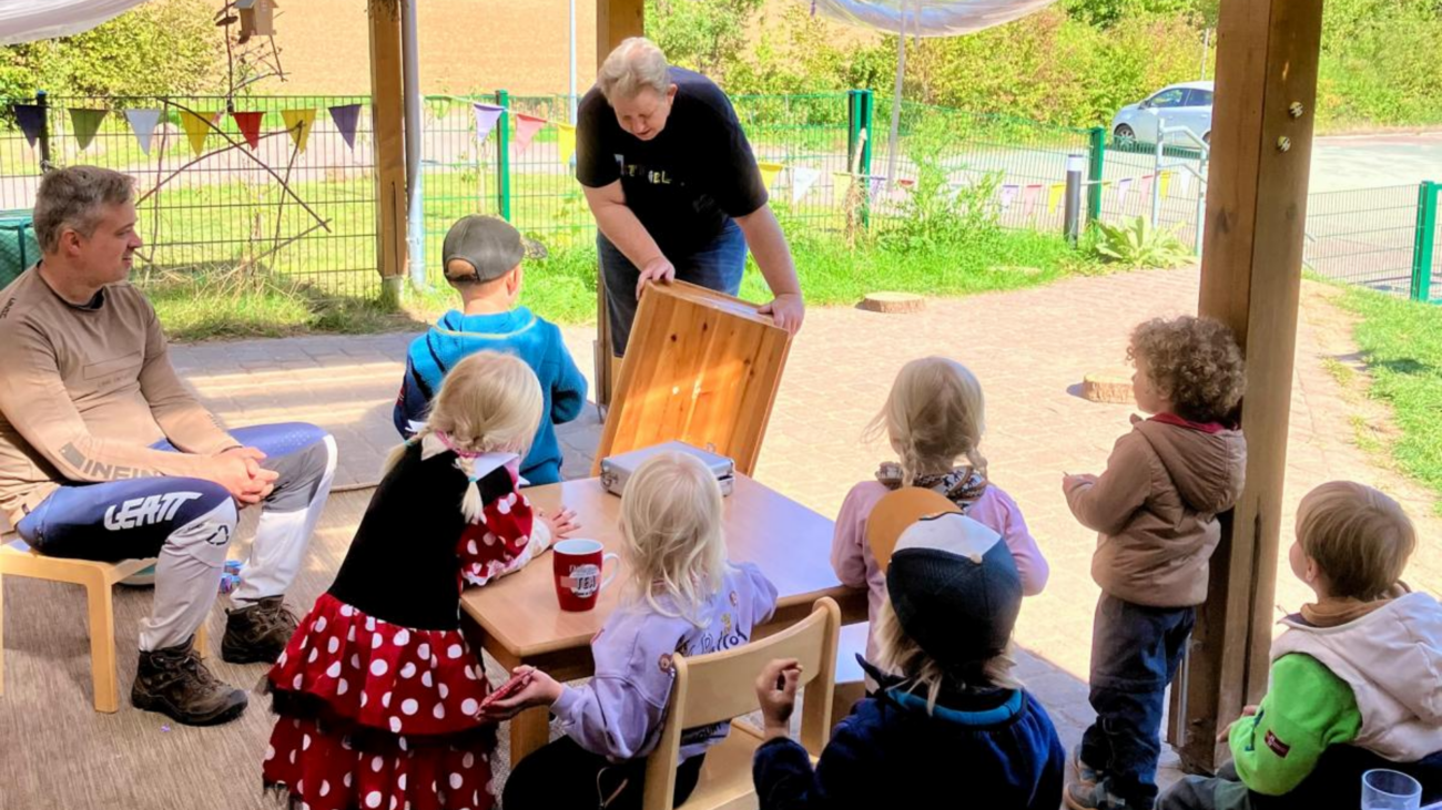 Kindergruppe mit Frau